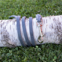 Fettlederleine 1,35m mit Handschlaufe chrom 10mm Grau